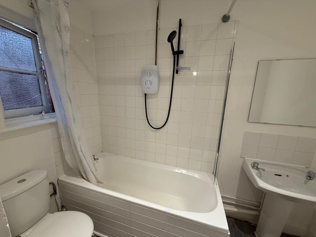 Lot: 137 - HOUSE FOR IMPROVEMENT - Second bathroom